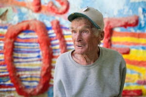 Nice photo of Leonard Knight telling visitors about his Salvation Mountain